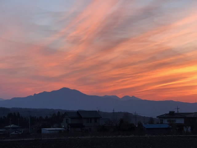 小野仁美コーチングガーデン チェレステ 夕陽に映える子持山